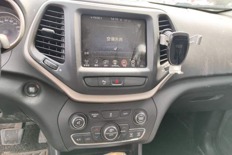 Used Jeep Cherokee 2017 2.0L Superior Edition Audio And AC Panel