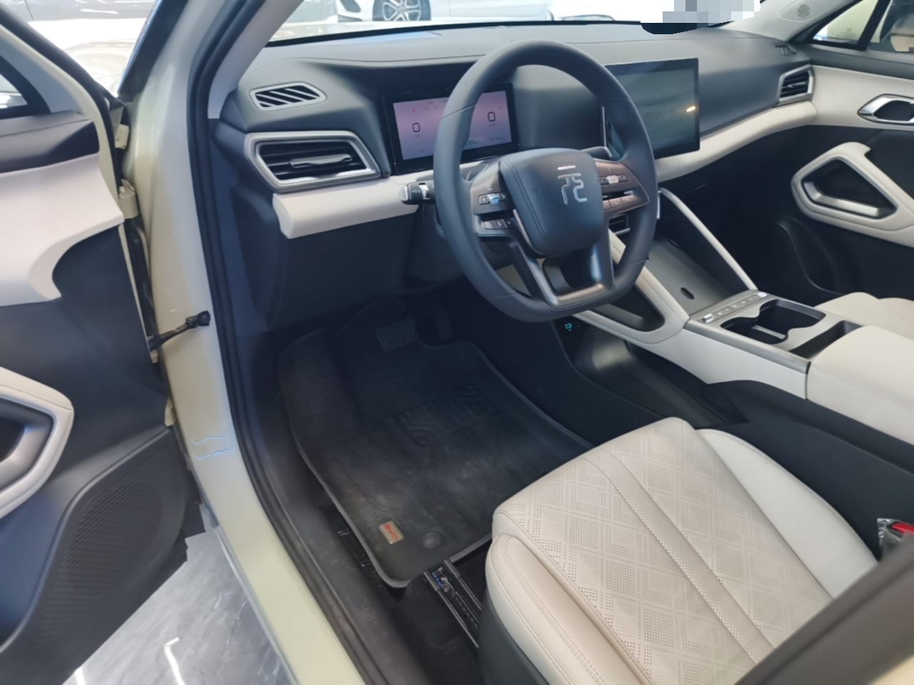 BYD Yuan UP 2025 Model 301KM Leading Version — снимка 20