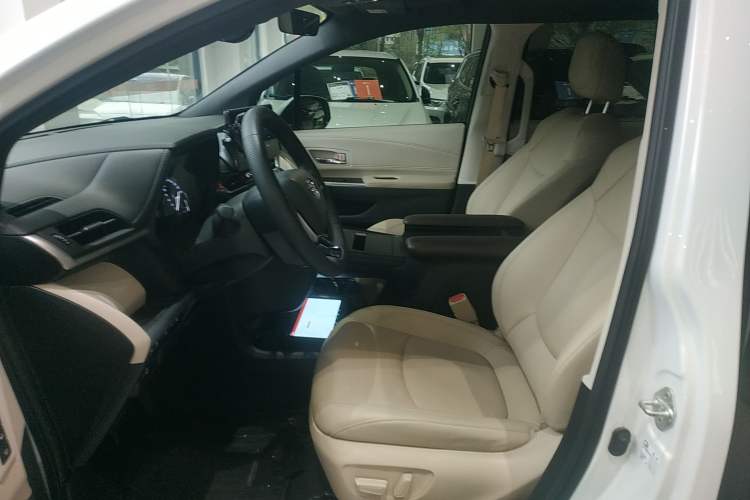 Used Toyota Granvia 2023 2.5L Hybrid Prestige VIP Edition
