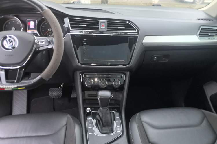 Used Volkswagen Tiguan L 2019 Updated Version 330TSI Automatic Two-Wheel Drive Panoramic Comfort Edition China VI Standard Audio And AC Panel