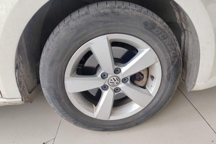 Used Volkswagen Gran Lavida 2015 1.6L Automatic Fashion Edition Right Front Wheel Hub