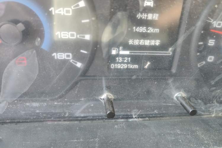 Used Iveco Daily 2023 2.5T V40 Van Long Wheelbase Mid-Roof Design Dual Tires Side-Swing Doors 2-3 Seater