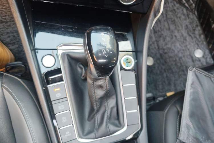 Used Volkswagen Sagitar 2022 280TSI DSG Flyover Edition Gear Lever