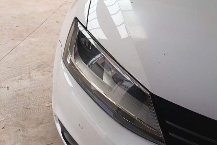 Used Volkswagen Sagitar 2012 1.4TSI Automatic Luxury Edition Right Front Headlight