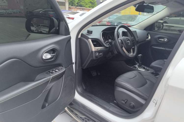 Used Jeep Cherokee 2016 2.4L Leading Edition Driver Seat