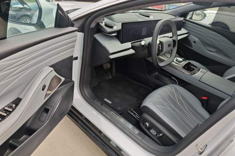 Used Geely Galaxy E8 2025 700 km Long-Range Intelligent Driving Version Driver Seat