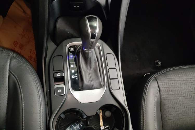 Used Hyundai Santa Fe 2013 2.4L Automatic Two-Wheel Drive Smart Version Gear Lever