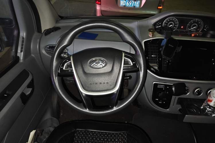 Used SAIC MAXUS Xintu V80 2019 2.5T Classic AMT Aoyuntong Short Wheelbase Mid-Roof 5/6-Seater
