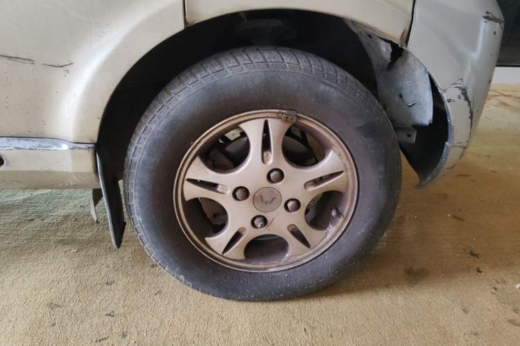 Used Wuling Rongguang 2011 1.2L Standard Version Right Front Wheel Hub