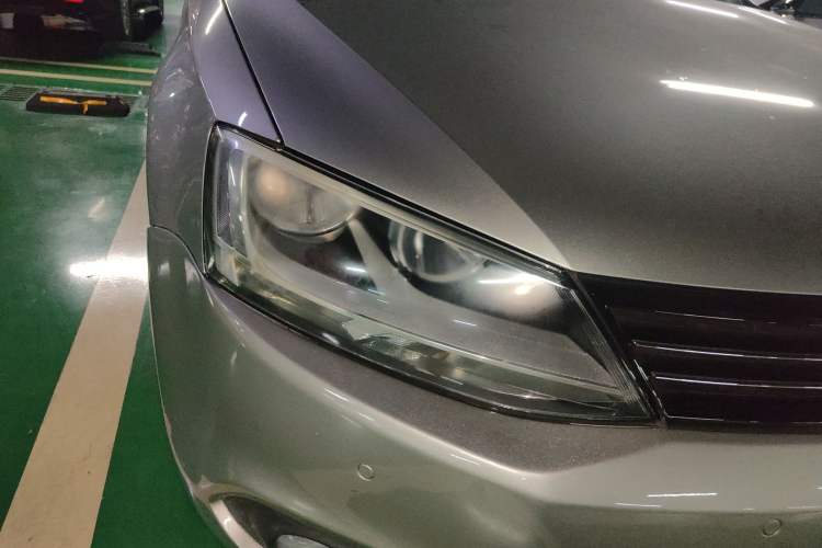 Used Volkswagen Sagitar 2014 1.4TSI Automatic Luxury Model Right Front Headlight