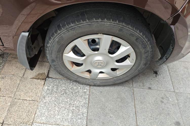 Used BAIC Weiwang M30 2015 1.5L Basic Version BJ415B Right Front Wheel Hub