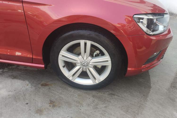 Used Volkswagen Lamando 2015 280TSI DSG Comfort Edition Right Front Wheel Hub