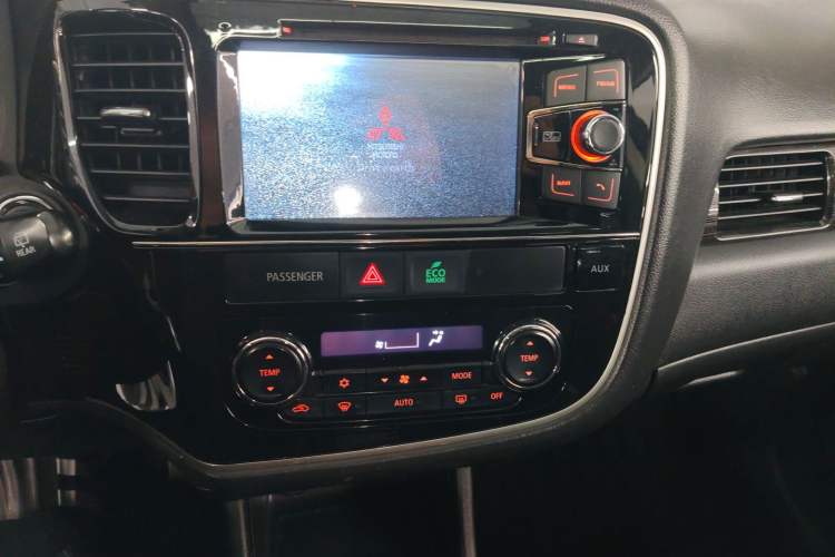 Used Mitsubishi Outlander 2016 2.4L 4x4 Elite Edition 7-Seater Audio And AC Panel