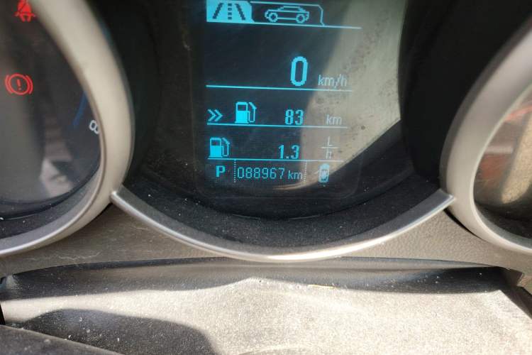 Used Chevrolet Cruze 2015 1.5L Classic SE AT Odometer Close Up