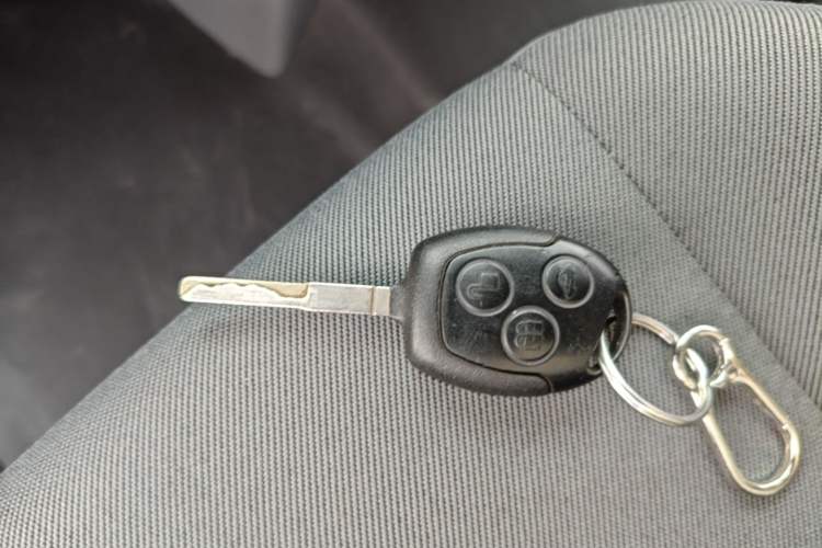 Used Ford Transit 2019 2.0T Diesel Multi-Purpose Commercial Vehicle Mid-Drive Mid-Roof 6-Seater China VI Standard Vehicle Key