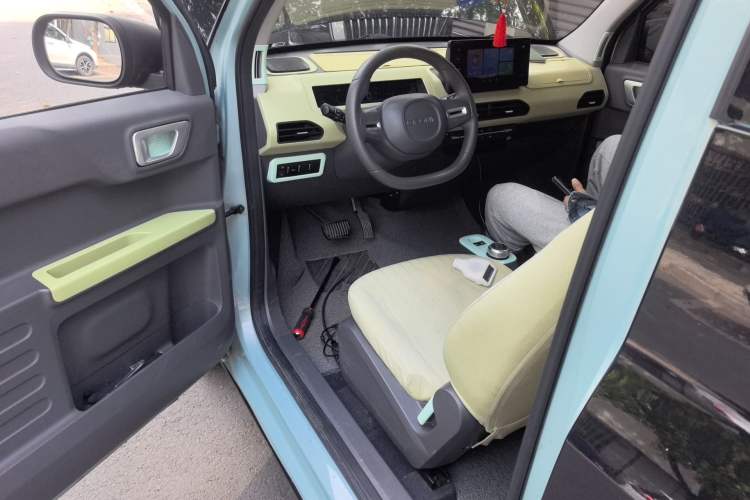 Used Geely Galaxy Panda 2023 Panda Mini 200km Endurance Bear Driver Seat