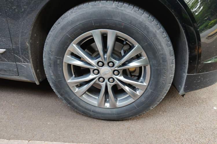 Used Cadillac XT5 2020 28T Luxury Version Right Front Wheel Hub