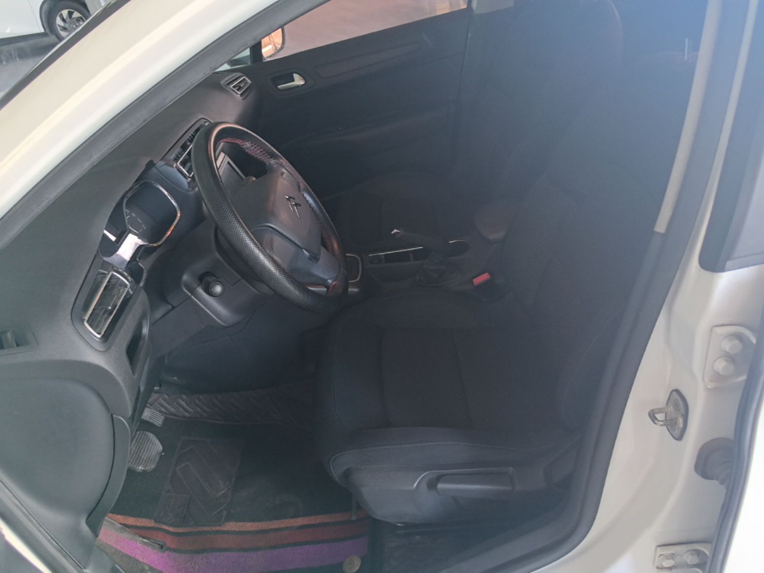 Vordere Reihe im Auto