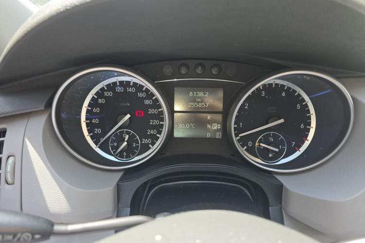 Used Mercedes-Benz R-Class 2011 R 350 L 4MATIC Odometer Close Up