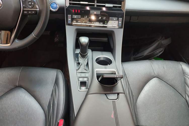 Used Toyota Avalon 2019 Dual-Engine 2.5L XLE Prestige Version China VI Standard Gear Lever