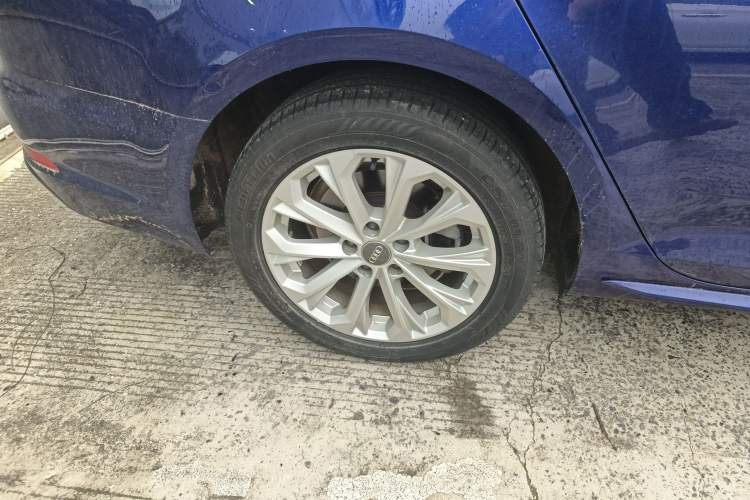 Used Audi A4L 2019 40 TFSI Ambition China VI Right Rear Wheel Hub