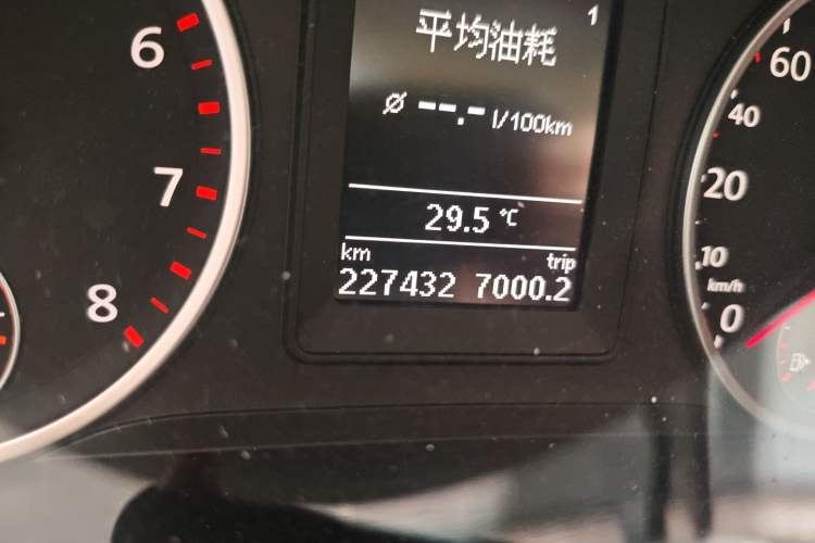 Used Volkswagen Tiguan 2009 2.0 TSI Luxury Edition Odometer Close Up