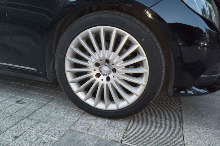 Used Mercedes-Benz E-Class 2014 E 260 L Right Front Wheel Hub