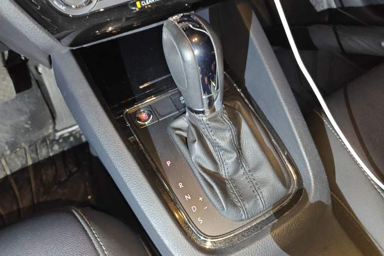 Used Volkswagen Sagitar 2018 280TSI DSG Ignite Edition Gear Lever