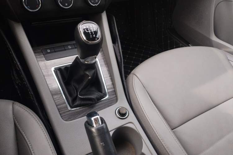 Used Skoda Octavia 2015 1.6L Manual Yijun Edition Gear Lever
