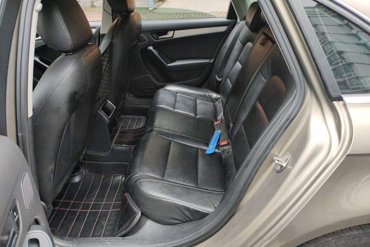 Used Audi A4L 2012 2.0 TFSI automatic Comfort trim level Left Rear Seat