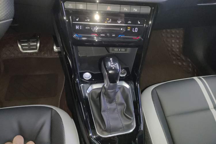 Used Volkswagen T-ROC 2023 300TSI DSG Two-Wheel Drive Starlight Edition Gear Lever