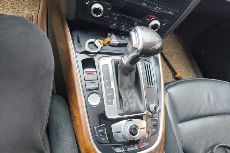 Used Audi Q5 2013 40 TFSI Comfort Edition Gear Lever