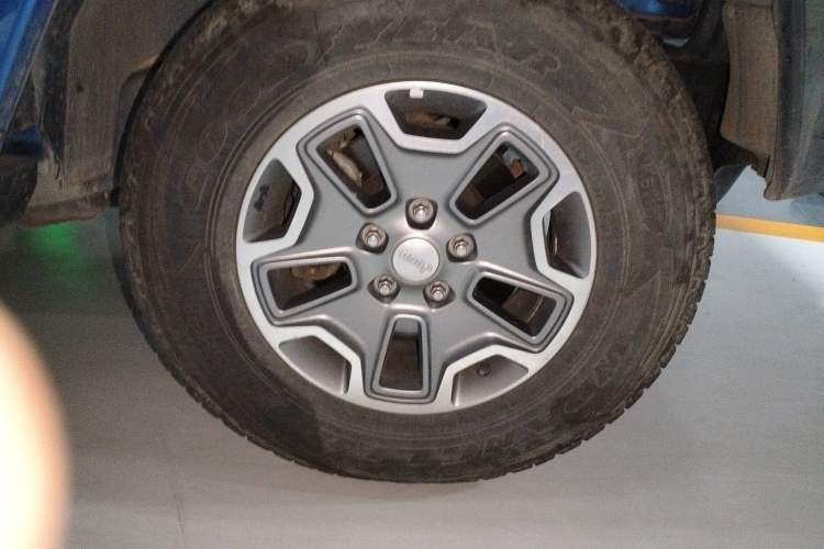 Used Jeep Wrangler 2015 3.0L Sahara Four-Door Comfort Edition Right Front Wheel Hub