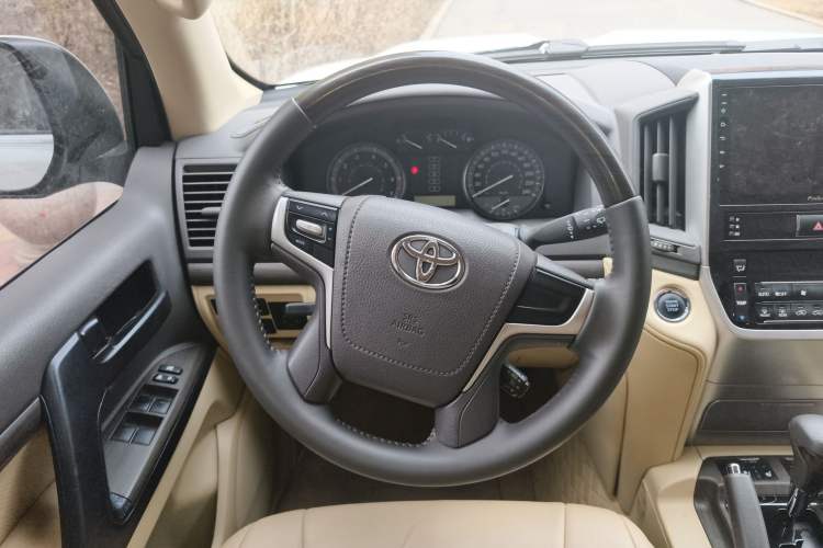 Used Toyota Land Cruiser 2015 4.0L V6 Middle East Low-Trim Version Steering Wheel