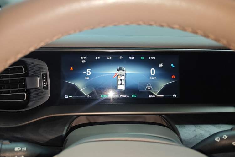 Used Denza D9 2022 DM-i 1040 Prestige Model
