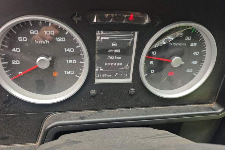 Used Iveco Daily 2021 2.5T V35 2-3 Seater Short Wheelbase Mid-Roof Design Dual Tires Manual Doors
