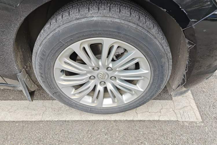 Used Buick LaCrosse 2016 20T Elite Edition Right Front Wheel Hub