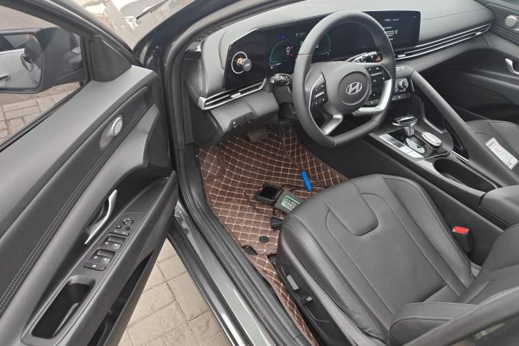 Used Hyundai Elantra 2023 1.5L CVT LUX Prestige Edition
