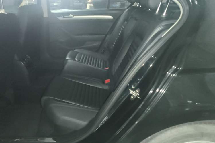 Used Volkswagen Magotan 2016 1.8TSI Smart Comfort Model Left Rear Seat