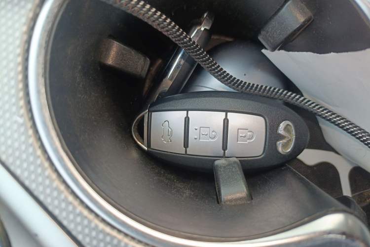 Used Infiniti Q50 2014 3.7L Luxury Edition
