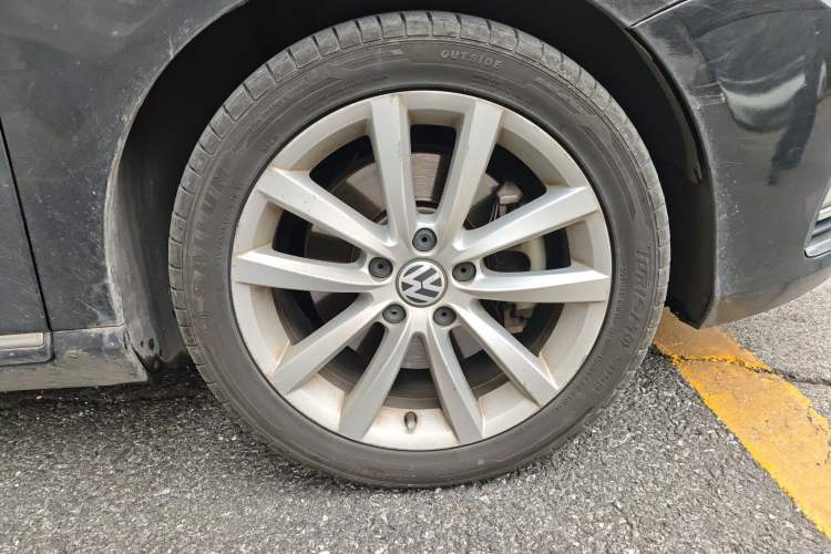 Used Volkswagen Magotan 2012 Facelift 2.0 TSI Prestige Model Right Front Wheel Hub