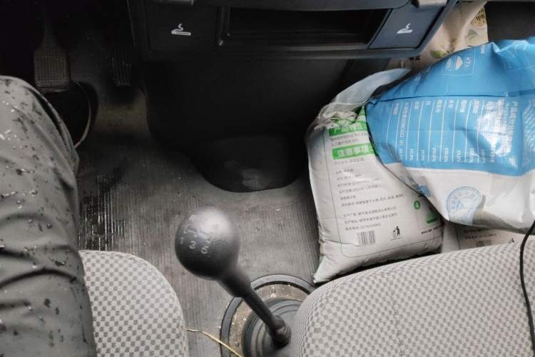 Used Iveco Daily 2021 2.8T V35 VAN厢式 Delivery Van 3-Seater Short Wheelbase Mid-Roof Design with Dual Tires and Side Sliding Doors
