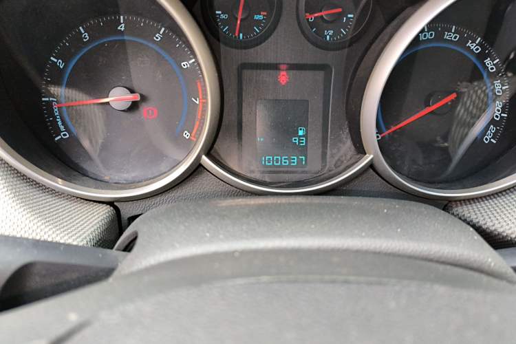 Used Chevrolet Cruze 2012 1.6L SE MT Odometer Close Up