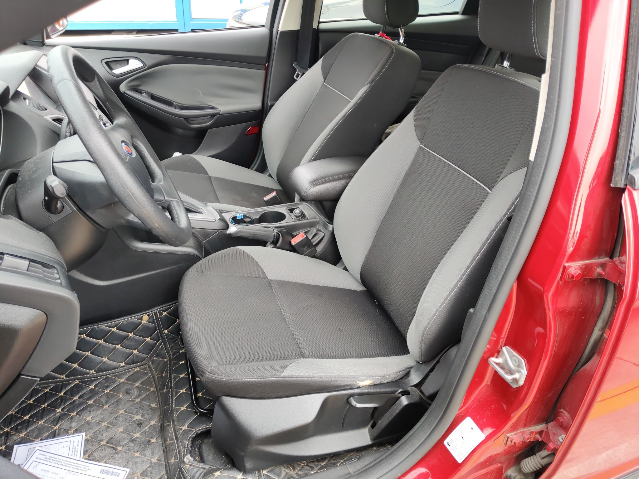 المقاعد الأمامية داخل السيارة