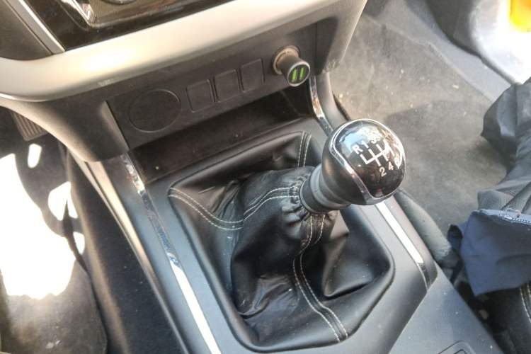 Used Dongfeng Palazzo 2021 1.8T Manual Two-Wheel Drive Elite Edition Gear Lever