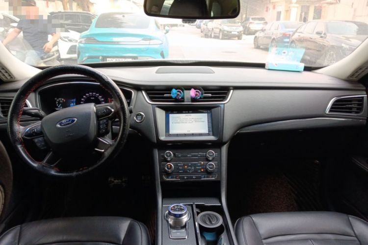 Used Ford Taurus 2017 EcoBoost 245 Fashion Edition Center Console