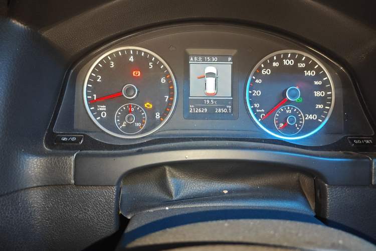 Used Volkswagen Tiguan 2013 1.8 TSI Automatic All-Wheel Drive Luxury Model Odometer Close Up