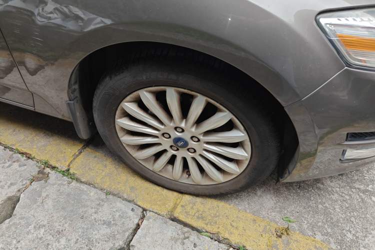 Used Ford Mondeo 2011 2.0L GTDi 200 Fashion Edition Right Front Wheel Hub