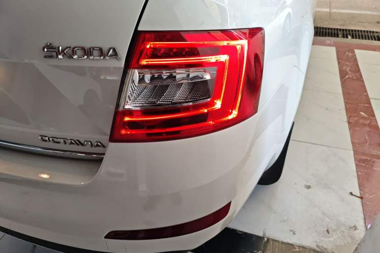 Used Skoda Octavia 2016 1.6L Automatic Smart Drive Edition Right Rear Taillight