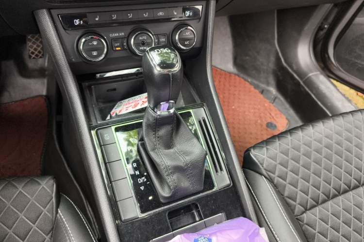 Used Skoda Superb 2016 TSI280 DSG Innovation Edition Gear Lever